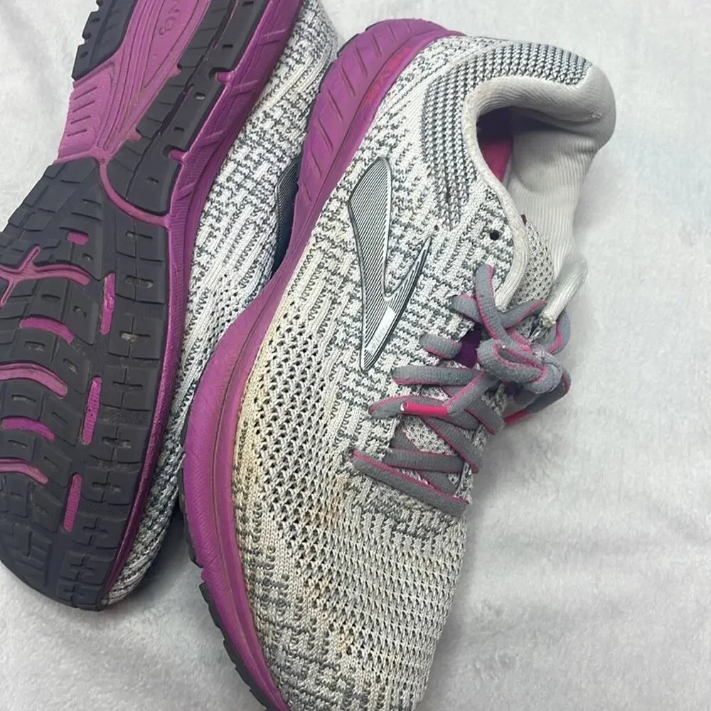 Brooks revel running